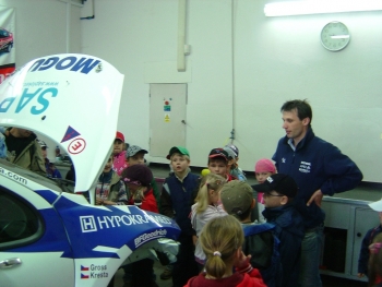Fotografie z exkurze prvňáků v dílnách Kresta Racing 2010