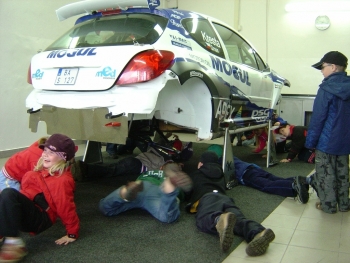 Fotografie z exkurze prvňáků v dílnách Kresta Racing 2010