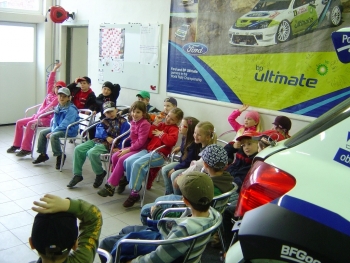 Fotografie z exkurze prvňáků v dílnách Kresta Racing 2010