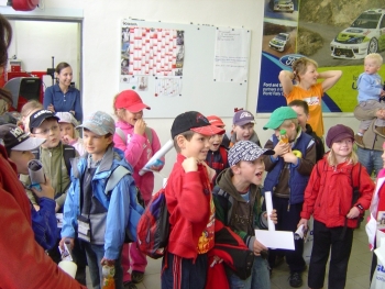 Fotografie z exkurze prvňáků v dílnách Kresta Racing 2010