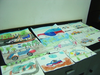 Fotografie z exkurze prvňáků v dílnách Kresta Racing 2010